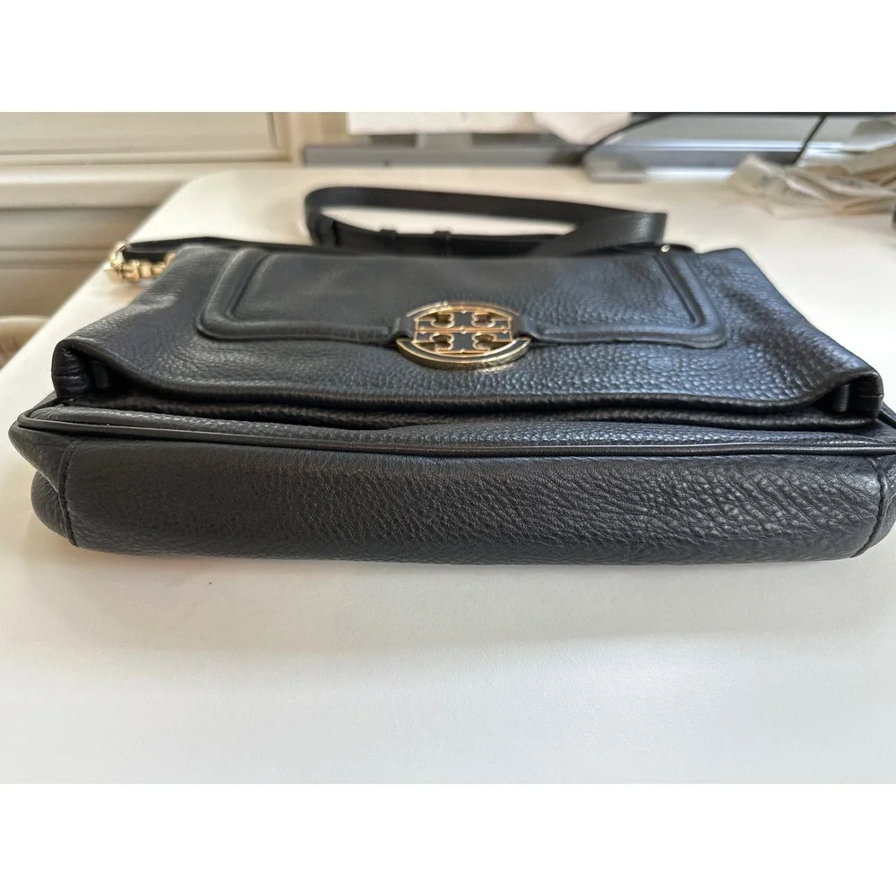 Tory‎ Burch Amanda Foldover Crossbody Bag Black Pebbled Leather Gold Logo purse